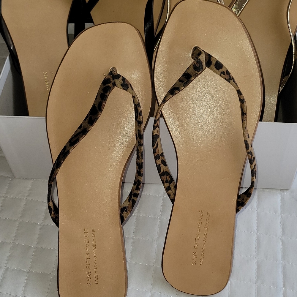 3 pair of women's flip flops